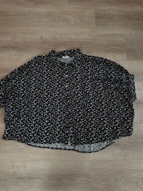 Black & White Geometric Print Button-Up Shirt